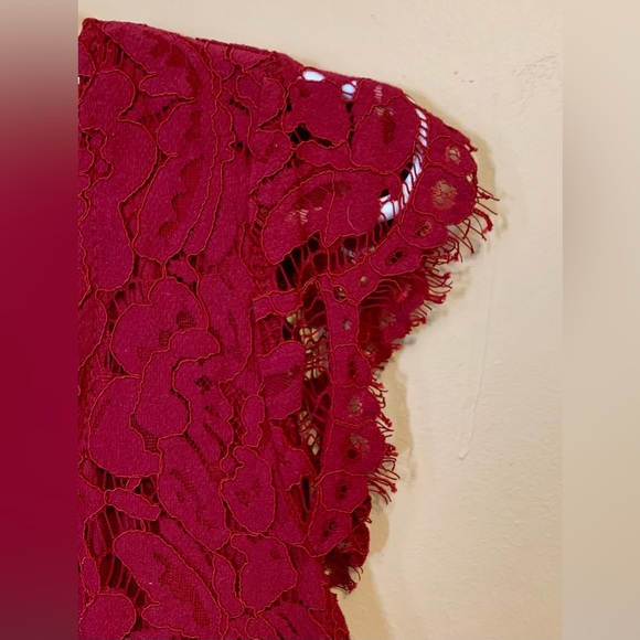 Elegant Lace Midi Dress in Burgundy - Picture 5 of 9